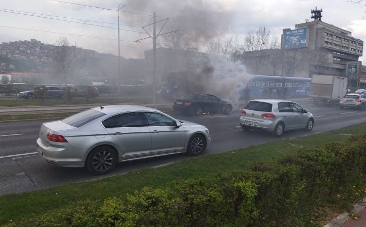 Drama na glavnoj saobraćajnici u Sarajevu: Planuo Mercedes, u pomoć pritekli građani
