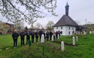 Polaganjem cvijeća i odavanjem počasti obilježen Dan ARBiH u Tuzlanskom kantonu