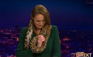 Hrvatska voditeljica Mojmira Pastrorčić vodila emisiju s pitonom oko vrata