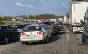 Velike gužve na granicama: Prevoznici ogorčeni, čekaju i do 10 sati
