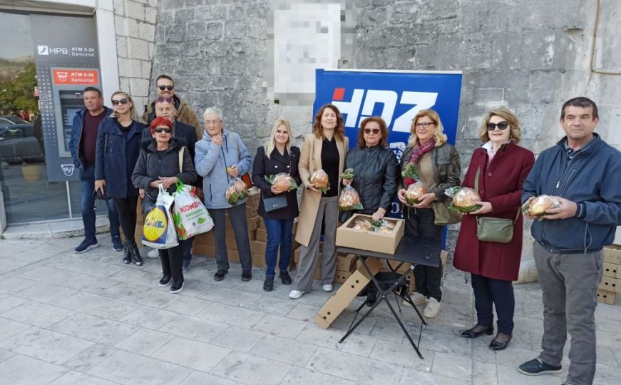 Ne stoji im uz imidž: HDZ u Trogiru na slikama zamaglio spomen-ploču antifašistima