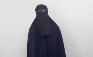 Bizaran slučaj u Keniji: Muškarac se prerušio u ženu zbog turnira u šahu