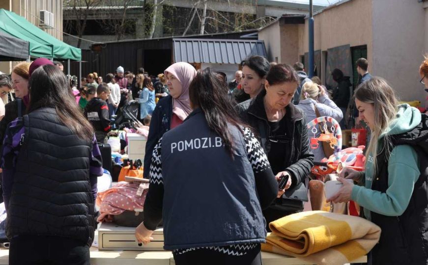 Brojne Sarajke i Sarajlije na Humanitarnom bazaru Pomozi.ba: Izbor je veliki, a cijene simbolične