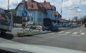 Nesreća u Tuzli: Automobil udario pješaka pa oborio semafor