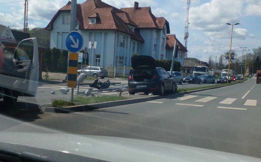 Nesreća u Tuzli: Automobil udario pješaka pa oborio semafor