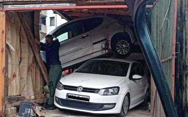 Mrkonjić Grad: Automobilom 'uletila' u drvenu garažu i završila na krovu drugog vozila