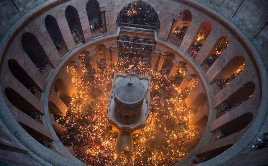 Zapaljen sveti oganj u Jerusalimu: Čudo koje se dešava svake godine u hramu Groba Gospodnjeg
