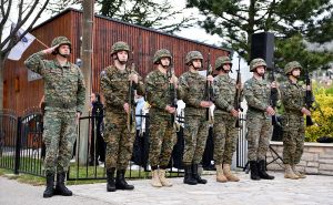 Otkriven spomenik borcima Armije RBiH u Mostaru: 'Olako se zaboravljaju porodice šehida'