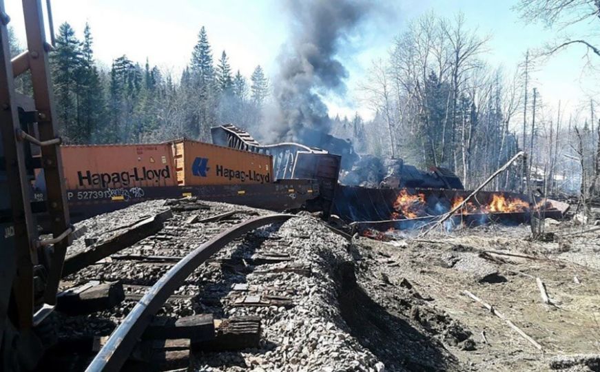 SAD: Teretni voz iskočio iz šina i prouzrokovao šumski požar