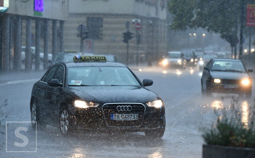 Kako pripremiti vaše vozilo za vožnju po jakoj kiši?