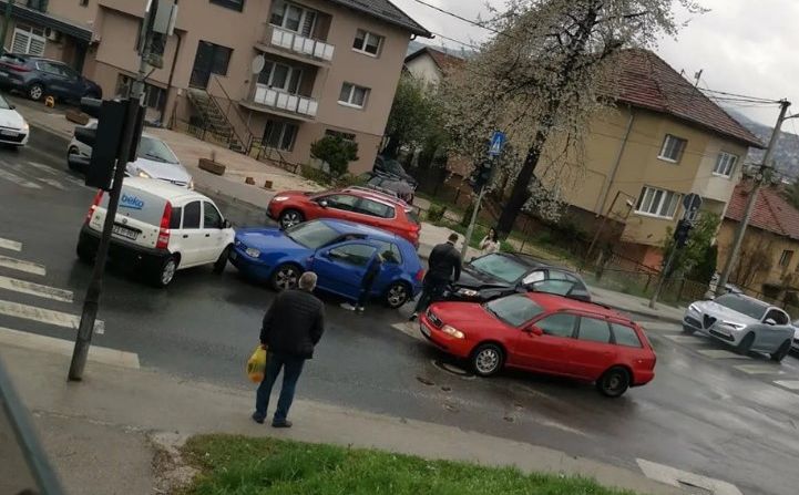 Još jedan udes u Sarajevu: Ima povrijeđenih, saobraćaj otežan