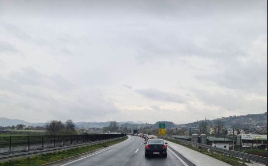 Vozači, oprez: Nesreća na autoputu kod Sarajeva, usporen saobraćaj