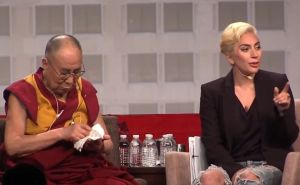Duhovni vođa Dalaj Lama na negativnom glasu zbog neprimjerenog ponašanja prema pjevačici Lady Gagi