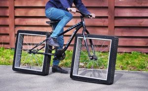 Bizaran izum inžinjera: Pogledajte kako izgleda vožnja bicikla s kockastim točkovima