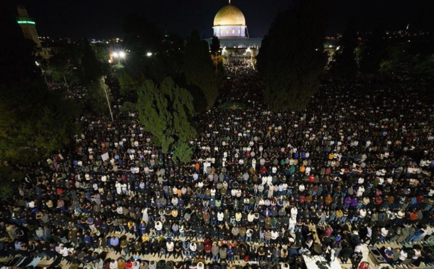 'Odabrana noć' u Palestini: 280.000 muslimana obilježilo Lejletu-l-kadr u džamiji Al-Aksa
