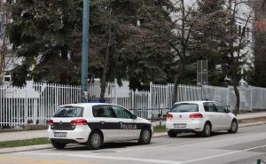 Nesvakidašnji udes na glavnoj saobraćajnici u Sarajevu: Automobilom udario u policijsko vozilo