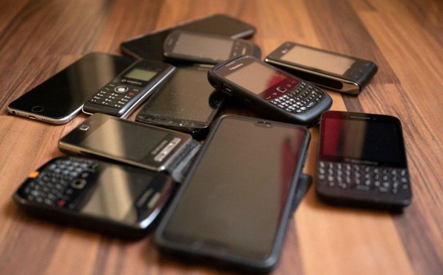 Katastrofalni podaci: Svaki deseti korisnik baca stari mobitel u obično smeće