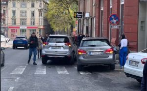 Umalo tragedija u centru Sarajeva: Pozlilo mu za volanom, pa se zabio u zgradu