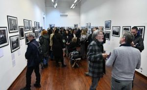 Umjetnička galerija BiH: Otvorena izložba belgijskog fotografa o Prijedoru, Srebrenici i Sarajevu