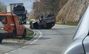 Saobraćajna nesreća u Hercegovini: Golf završio na krovu