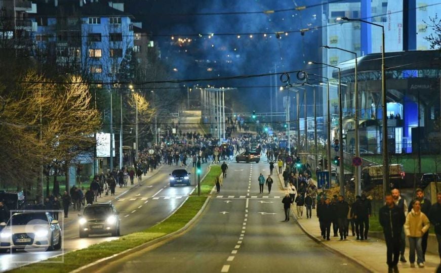 Noćne fotografije Bulevara Ivice Osima: Navijači Želje šetaju ulicom legende kluba