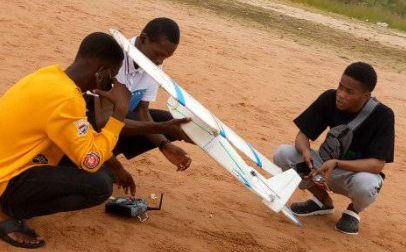 Priča iz Nigerije: Mladić izradio dron od otpada, tehnološka kompanija mu ponudila staž