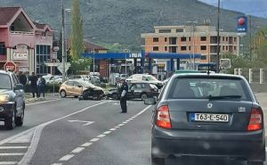 Teška saobraćajna nesreća u Mostaru: U žestokom sudaru Seata i Golfa povrijeđene tri osobe
