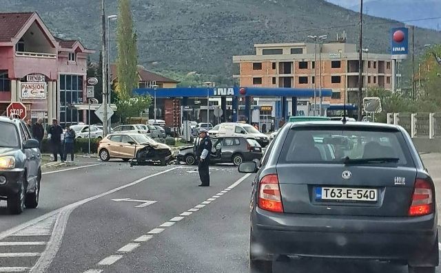 Teška saobraćajna nesreća u Mostaru: U žestokom sudaru Seata i Golfa povrijeđene tri osobe