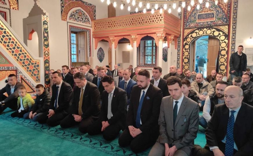 Foča: Denis Bećirović klanjao bajram-namaz u Aladža džamiji