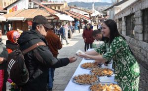 Gradonačelnica Benjamina Karić dijelila baklave građanima u Sarajevu