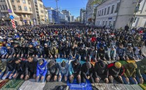 Rusija: Hiljade vjernika bajram-namaz klanjalo i na ulicama oko džamija