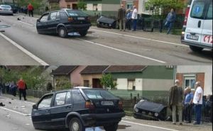 Teška saobraćajna nesreća u Bosanskoj Gradišci: Golf se prepolovio od siline udara, ima povrijeđenih