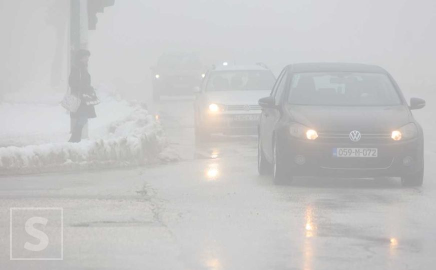 Vozači, oprez: Smanjena vidljivost zbog magle, upozorenje na učestale odrone
