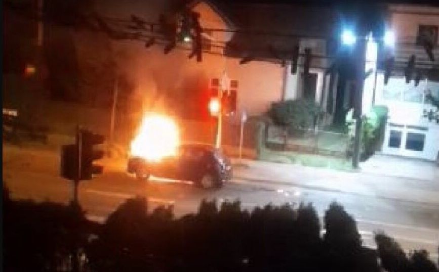 Automobil se zapalio na semaforu: Eksplozija probudila Banjalučane