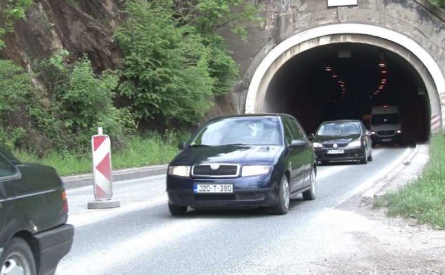 Nova teška nesreća na bh. putevima: Žestok sudar vozila u tunelu Vranduk, povrijeđeno pet osoba