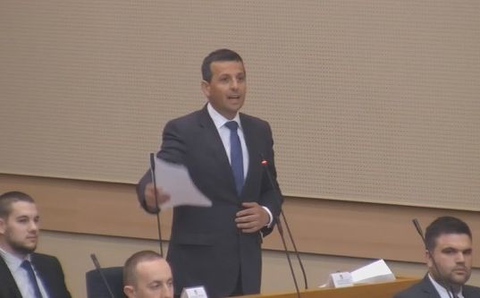 Opet show u NSRS: "Strina se sakrila u pojatu - zašto nije došao Milorad Dodik?"