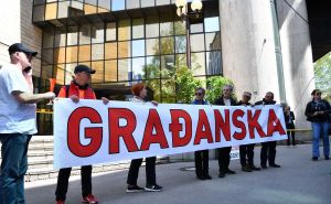 Počinje protest u Sarajevu: Pogledajte trenutno stanje ispred zgrade Parlamenta FBiH