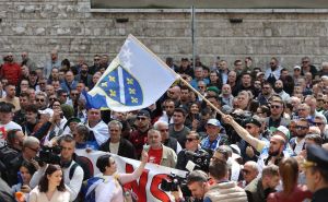 Ekipa portala Radiosarajevo.ba na protestima: Stigao i Novalić, građani uzvikuju 'Fadile, Fadile!'