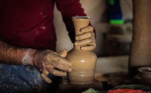 Irački majstori izrađuju tradicionalne keramičke predmete: 'Želimo da država stane uz nas'