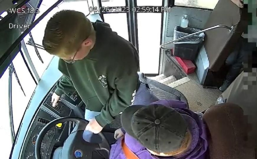 Dječak postao heroj: Zaustavio pun autobus putnika nakon što se vozač onesvijestio