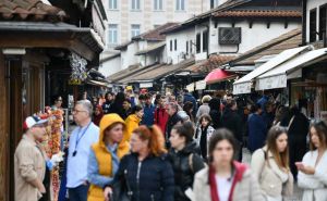Kiša ih ne sprječava: Ulice Sarajeva pune šetača pred 1. maj