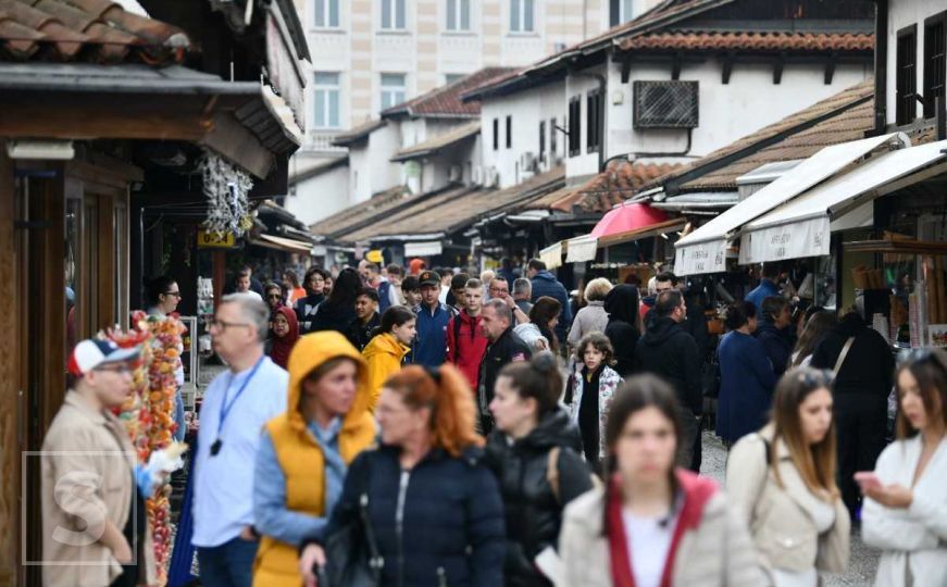 Kiša ih ne sprječava: Ulice Sarajeva pune šetača pred 1. maj