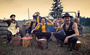 Sretan 1. maj uz hit Dubioze kolektiv: "Zašto politikom kvariti dernek..."