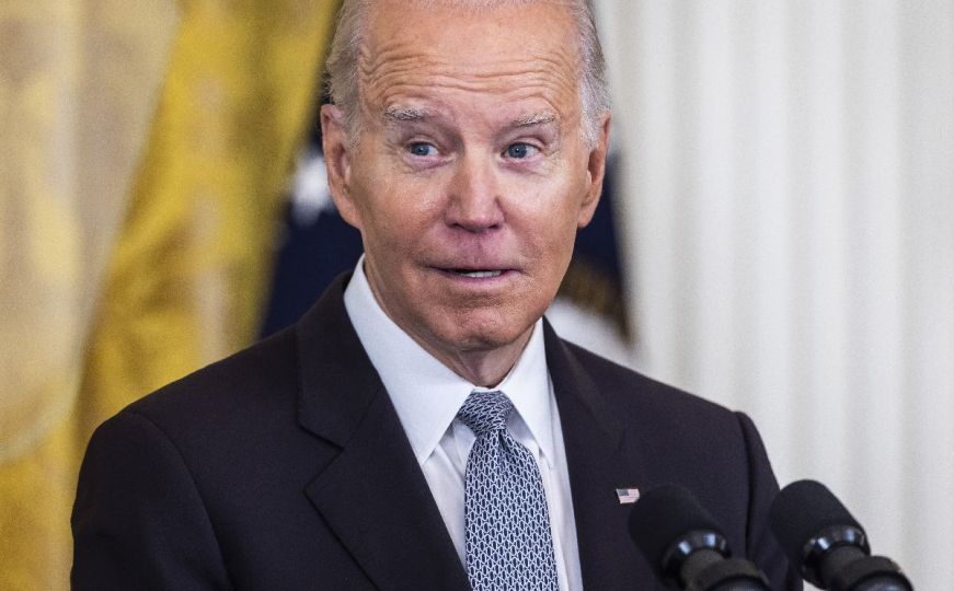 Biden se našalio sa novinarima: 'Kraj Ruperta Murdocha izgledam kao Harry Styles!'