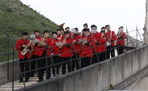 Prvomajski uranak na ulicama Mostara: Tradicija za Međunarodni praznik rada