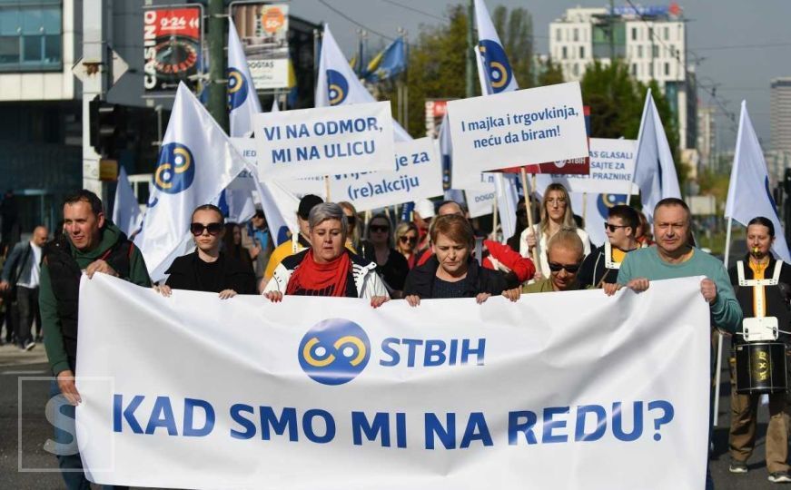Iz Sarajeva poslana protestna poruka: 'Dostojanstvena plata ili red za vize'