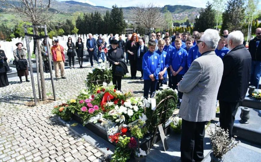 Obilježena godišnjica smrti Ivice Osima: Položeno cvijeće i odata počast Straussu s Grbavice