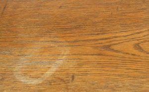 Genijalan trik: Evo kako se riješiti mrlja od vode sa drvenih površina