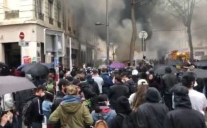 Haos u Francuskoj na Prvi maj: Demonstranti u Parizu zapalili policajca Molotovljevim koktelom