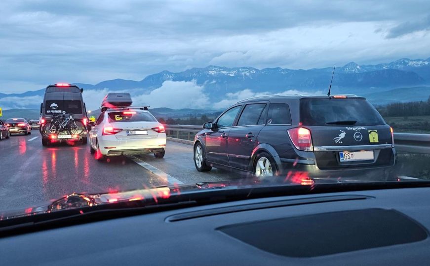 Zaustavnom trakom obilazio kolonu na autoputu pa ga dočekao neočekivan potez vozača